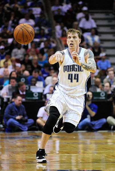 狂轰33+10+10，新星爆发创纪录，他能否拯救球队和主帅？